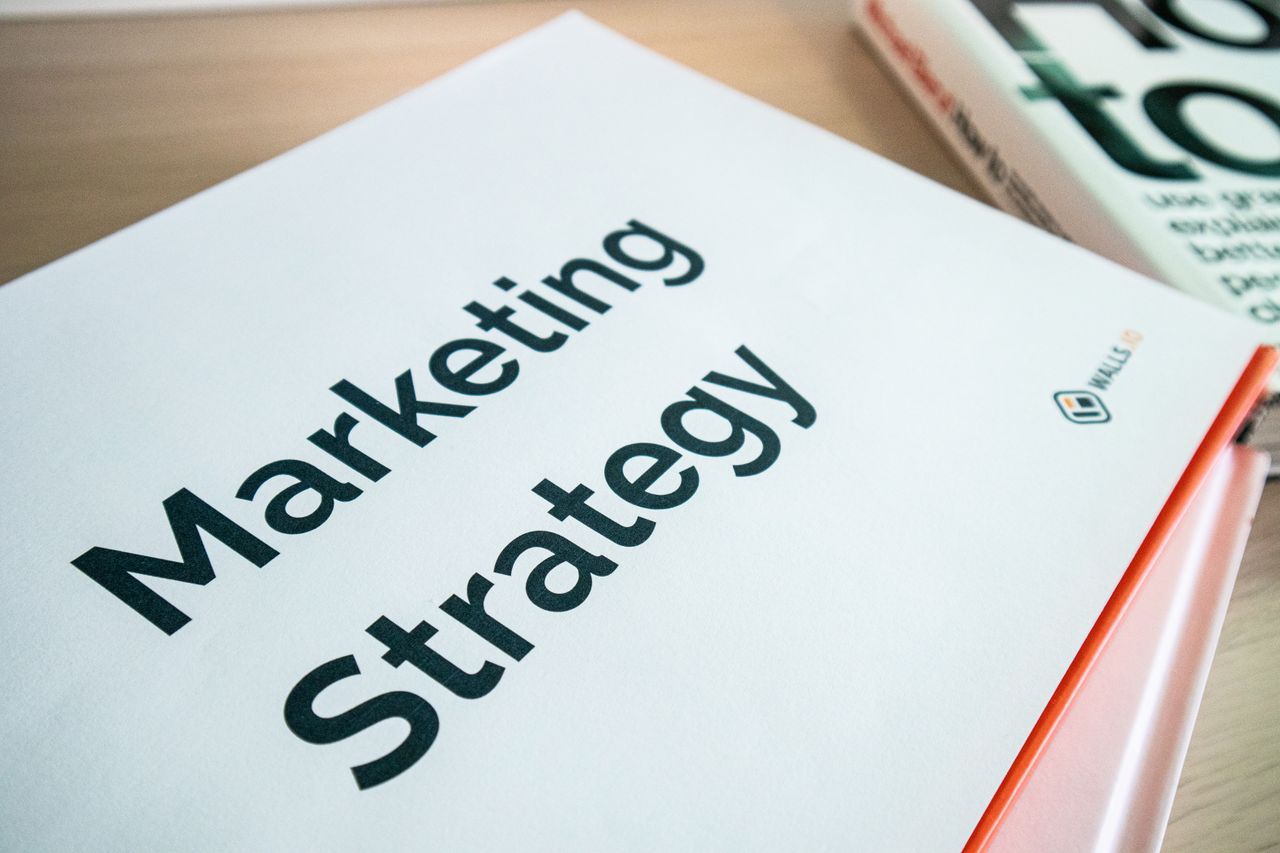 Services-01 Vue rapprochée d’un document de stratégie marketing posé sur un bureau, idéale pour un contenu professionnel.