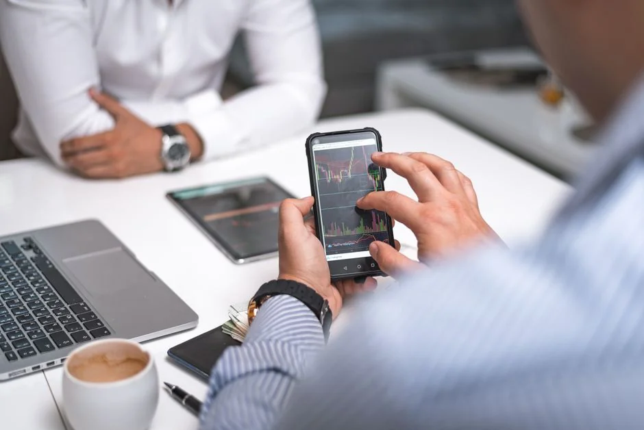 creative Un aperçu détaillé de documents de stratégie marketing, avec une mise au point serrée sur le texte, idéal pour du contenu business et finance.